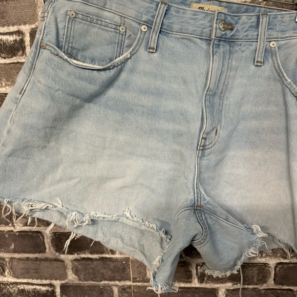 Madewell relaxed denim shorts cut off light wash - Picture 3 of 9